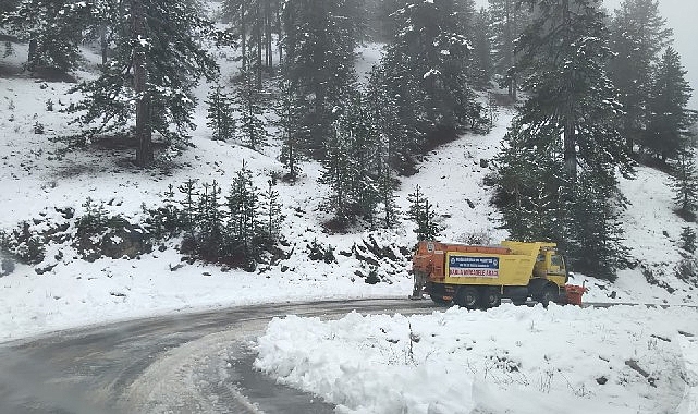Seydikemer'de karla kaplanan yollar açıldı