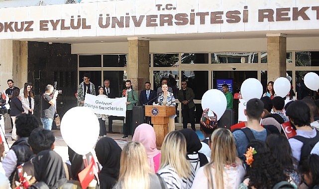 DEÜ'lü öğrenciler Filistin için barış balonları uçurdu